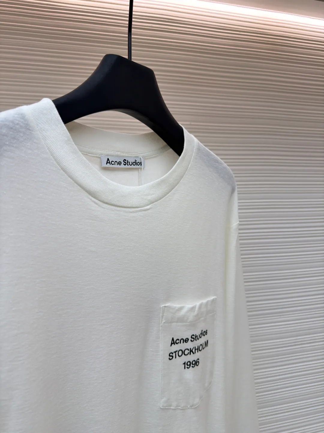 Acne Studios linen printed long sleeves ●Original version: Purchased and developed for 3199 ●Item number: 1681393-A05 ●Fabric: linen fabric ●Technology: Printing production ●Color: white ●Version: Fitted version ●Weight: about 215 grams ●Size: S-M-L ●Description: The fabric is blended with 85% combed cotton and 15% linen. Combed cotton provides the skin-friendly feel, durability and smooth texture of clothing when worn next to the skin; while the injection of 15% linen is the soul of the design - it breaks the mediocrity of pure cotton and brings the iconic natural irregular knotted texture, unique dryness and breathability, as well as a micro-wrinkle texture and retro charm that become more natural over time. This ratio not only ensures comfort, but also gives the fabric a three-dimensional, relaxed and vital high-level texture. The pattern decoration on the chest adopts traditional and elegant screen printing technology. This is not a simple flat transfer, but by making a fine screen and manually scraping the ink layer by layer onto the surface of the fabric. The overall wiring is straight and delicate, the fabric is comfortable and soft, and the color is consistent without color difference. It can be matched with the same style to create a fashionable look and control various occasions. Customized accessories, complete with three standards, same style for men and women!